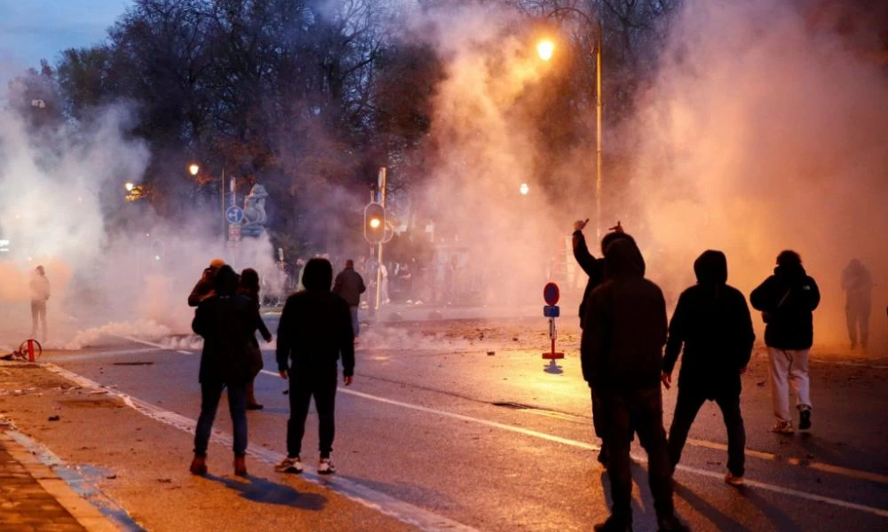 Βρυξέλλες: Εκτεταμένα επεισόδια σε διαδήλωση για τα μέτρα κατά του κορονοϊού – Δακρυγόνα και βανδαλισμοί